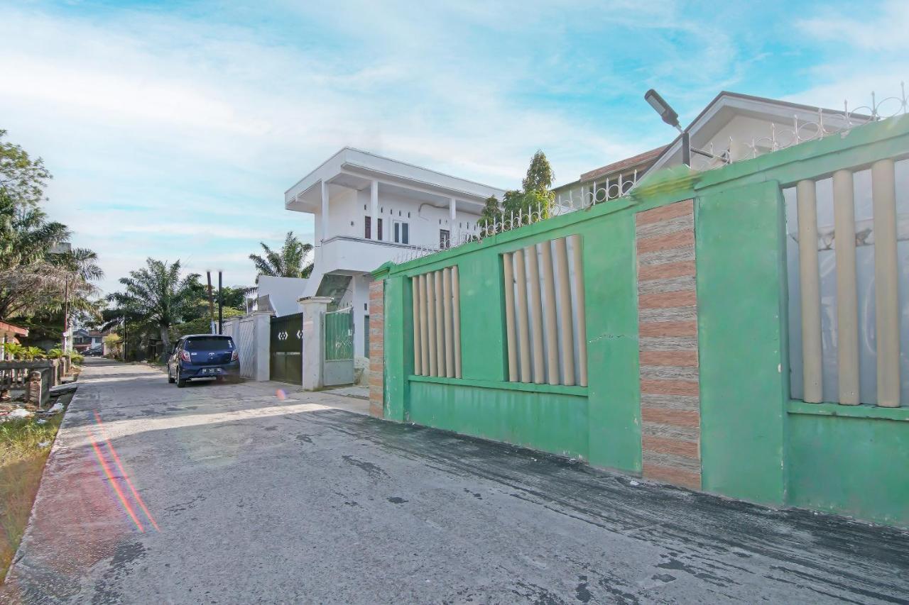 Oyo 91681 Raysa Homestay Pekanbaru Exterior foto